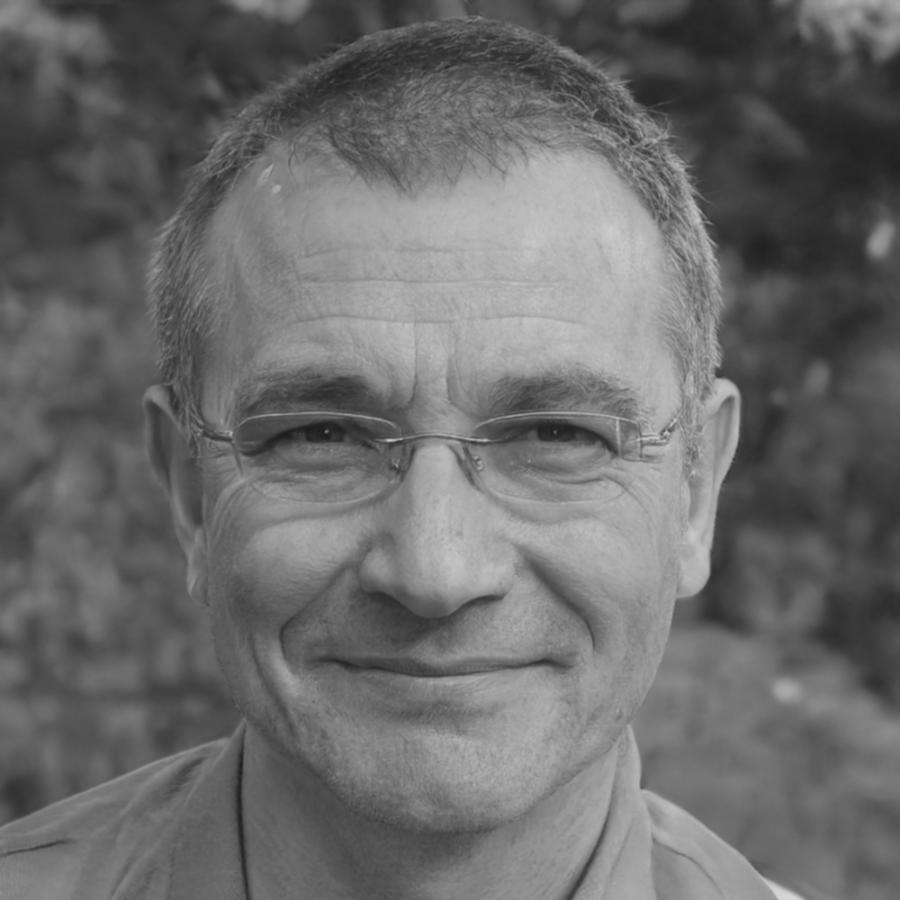Retrato de Emilio Vázquez, instructor de seguridad bancaria
